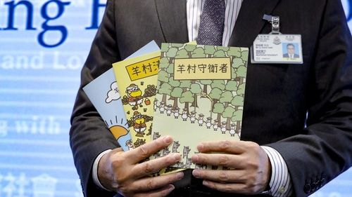 Dva muže z Hongkongu zatkla policie za držení „pobuřujících“ knih pro děti